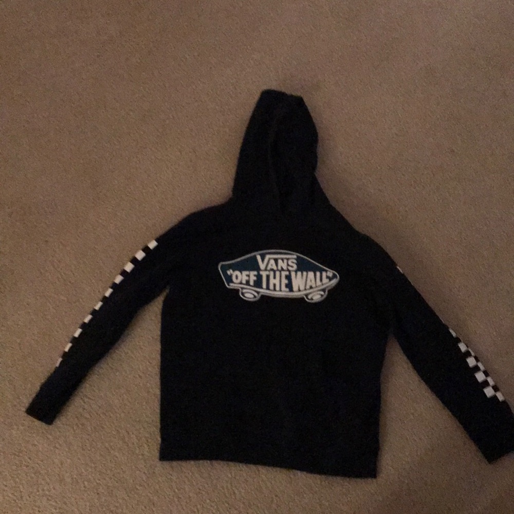 sweatshirt in black with checkered sleeves.